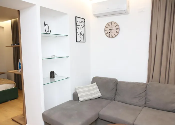 Orchide Mine Peza * ティラナ