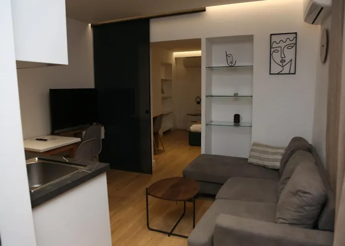 アパート Orchide Mine Peza ティラナ