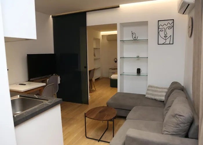 アパート Orchide Mine Peza ティラナ